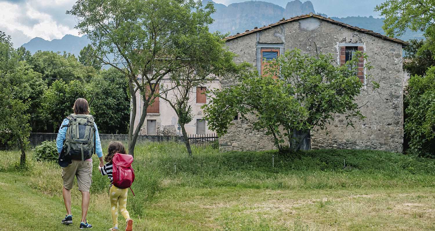 Família passejant a les Ecovies de Girona