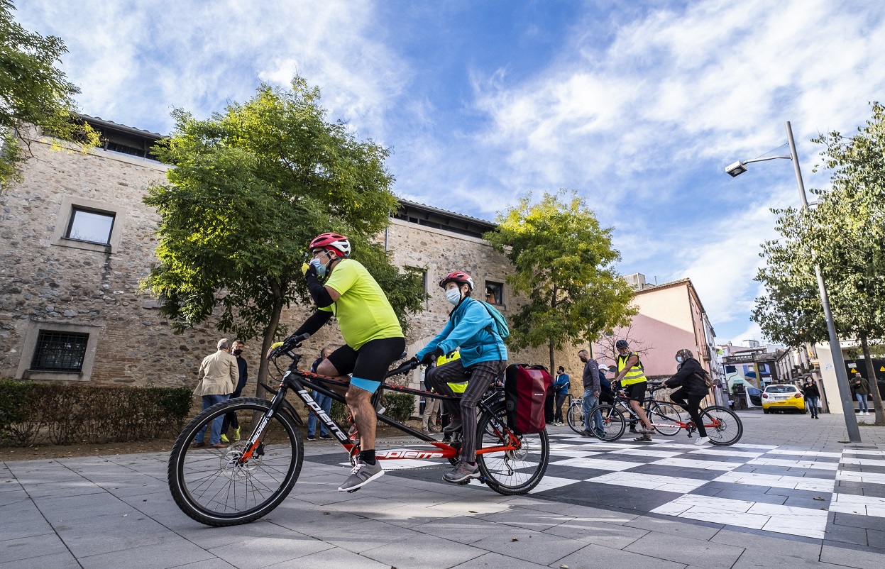 El Consorci de les Vies Verdes de Girona cedeix tres tàndems a Mou-te en Bici per promoure l’accessibilitat de les rutes