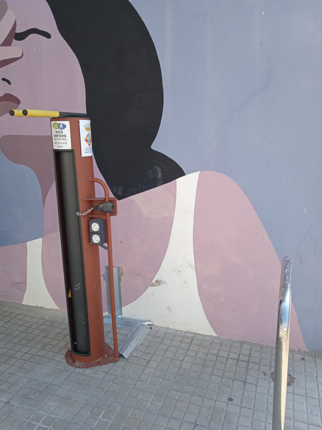 carregador i punt d'autoreparació de bicicletes