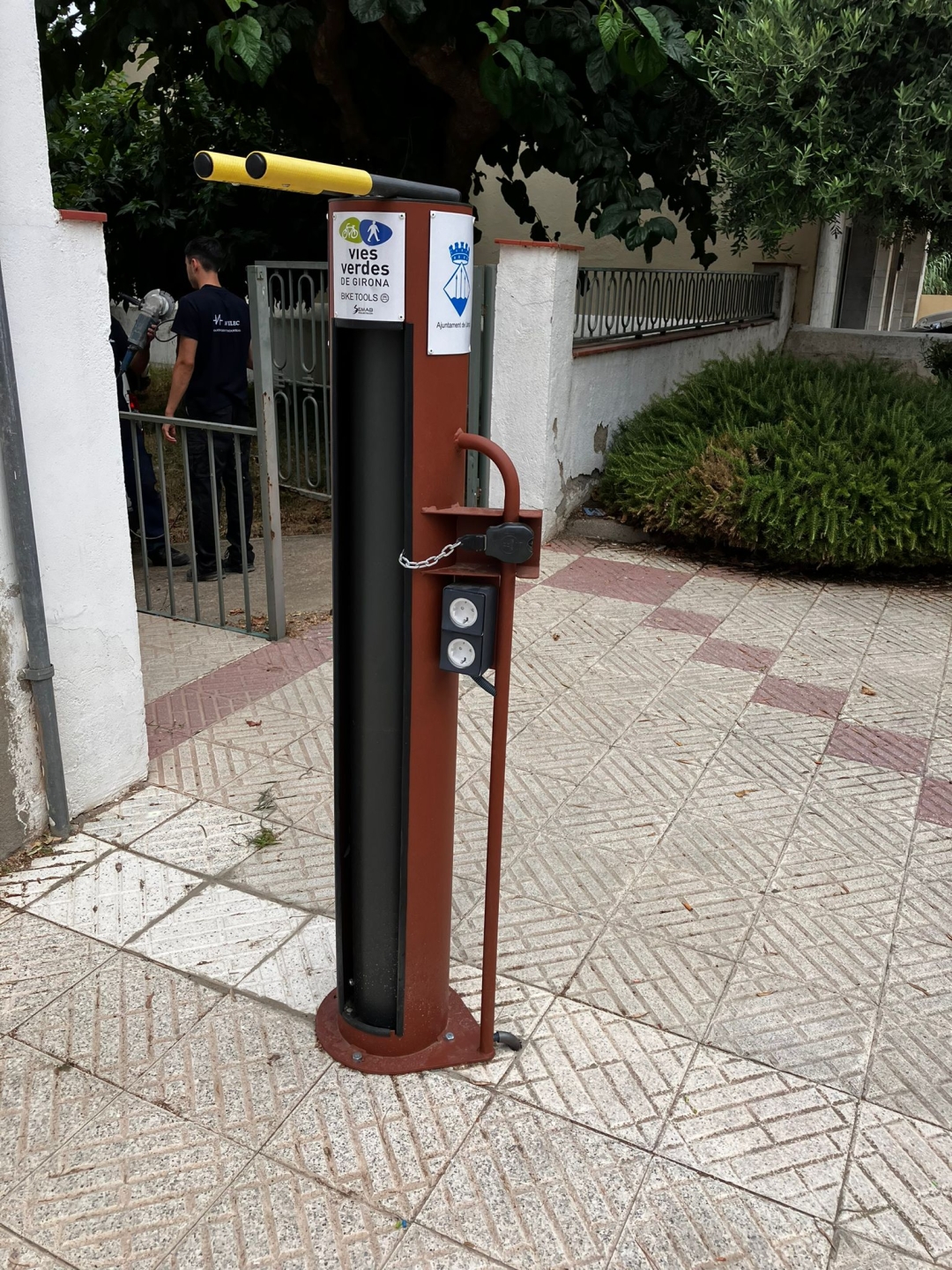 carregador i punt d'autoreparació de bicicletes