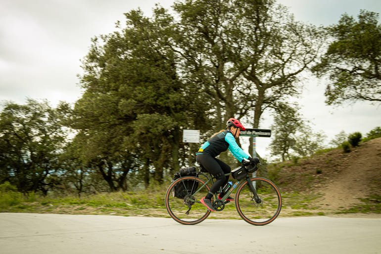 Ciclista pedalant a Coll de Panissars