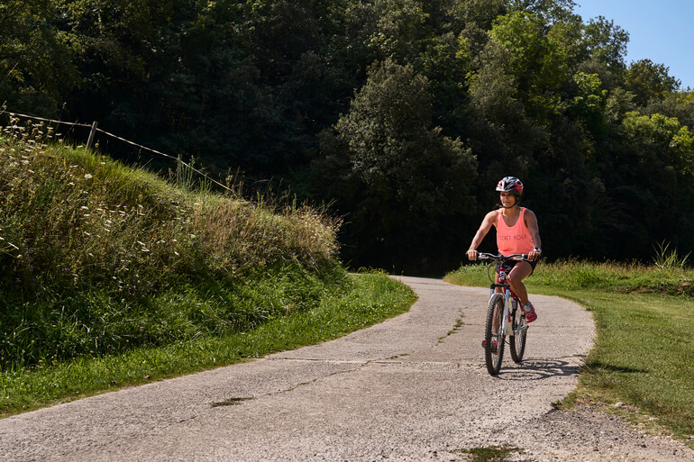 Ciclista pedalant a la via temàtica Hostalnou de Bianya - Pont de Planàs