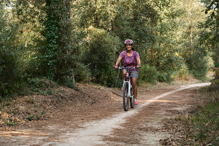 Ciclista pedalant a la via temàtica Termal