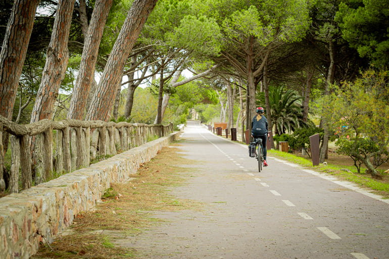 Ciclista al passeig de Sant Martí d'Empúries