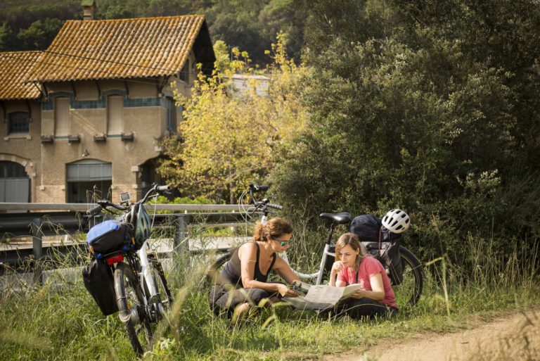 Noies consultes un mapa a la Ruta del Carrilet I