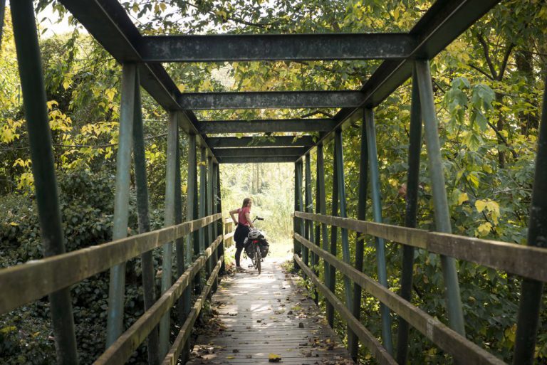 Ciclista a un pont de la Ruta del Carrilet I