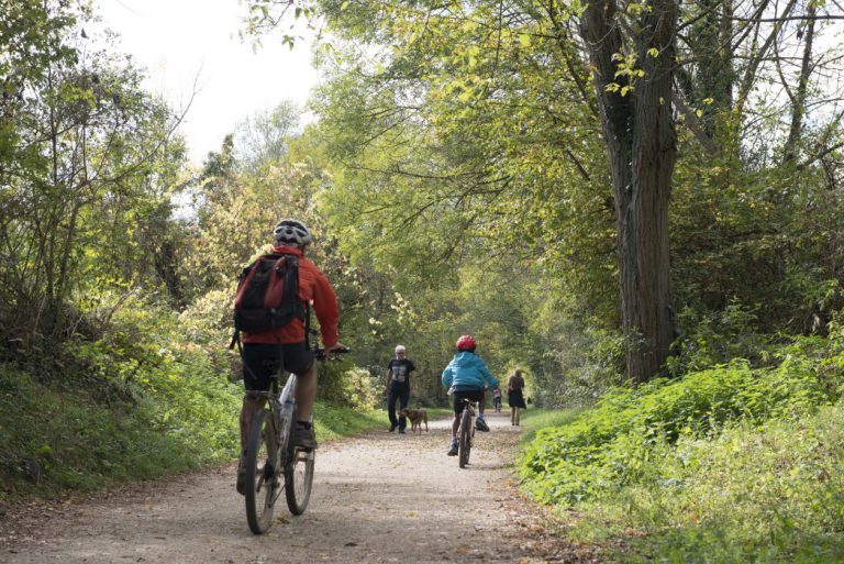Familia amb bici a la Ruta del Carrilet I
