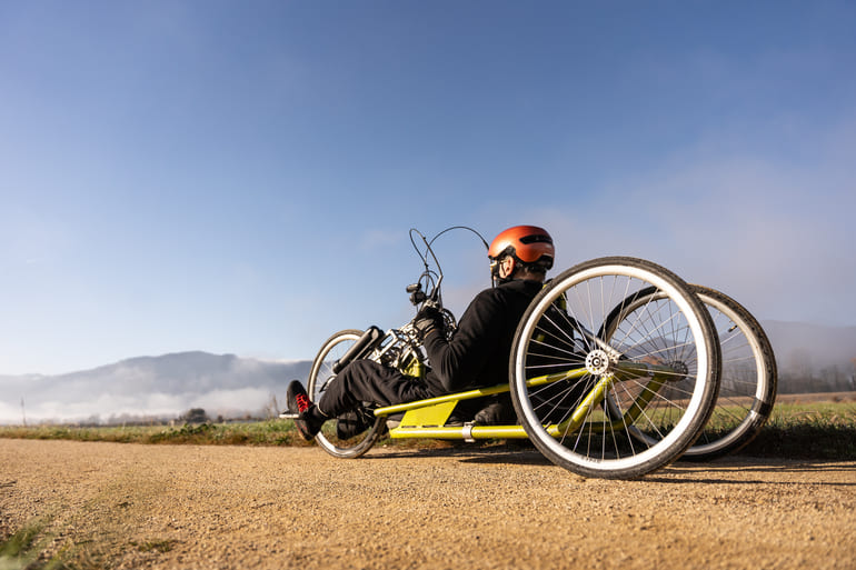 Noi circulant amb una handbike a la via verda del Carrilet