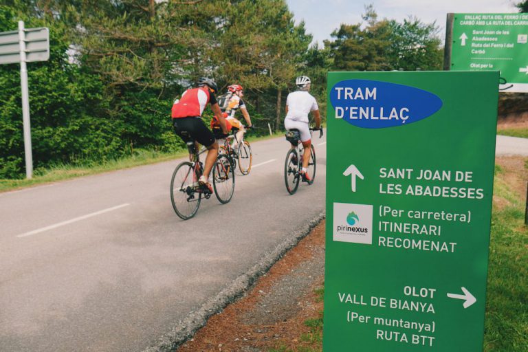 Ciclistes al tram d'enllaç Sant Joan de les Abadesses - Olot