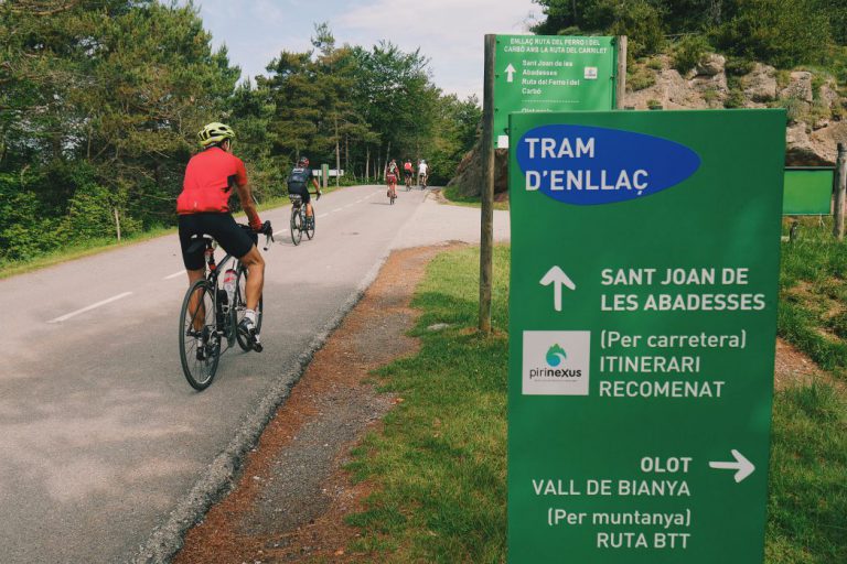 Ciclistes al tram d'enllaç Sant Joan de les Abadesses - Olot