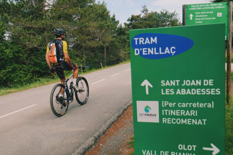 Ciclista al tram d'enllaç Sant Joan de les Abadesses - Olot