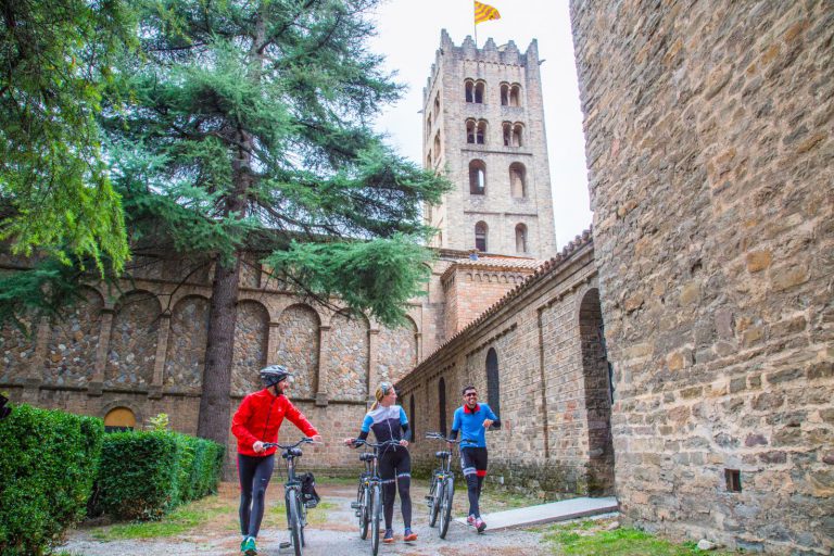 Ciclistes al Monestir de Ripoll