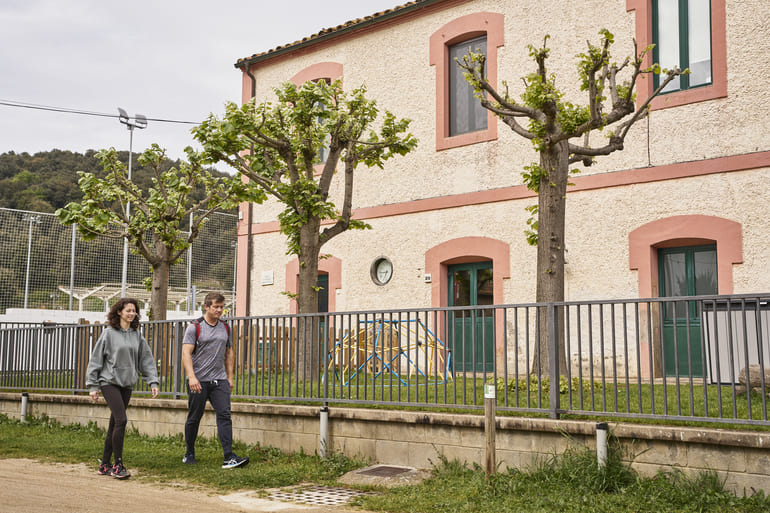 Parella caminant a la via verda del Carrilet