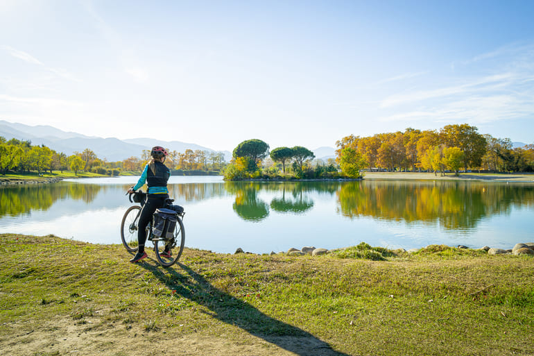 Ciclista observant el llac de Saint Jean de Pladecorts
