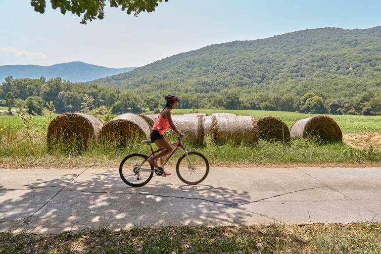 Ciclista pedalant a la via temàtica Hostalnou de Bianya - Pont de Planàs 