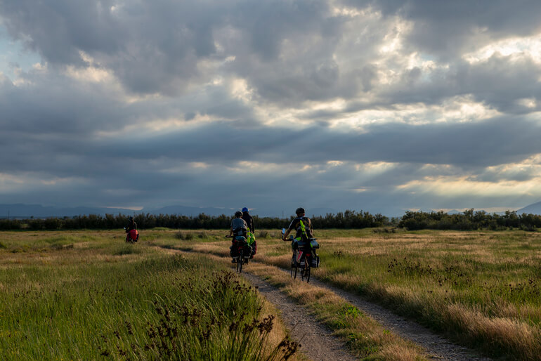 Grup de ciclistes pedalant a la via temàtica Pirinexus Litoral