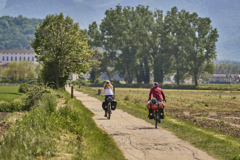 Ciclistes a la via verda del Carrilet