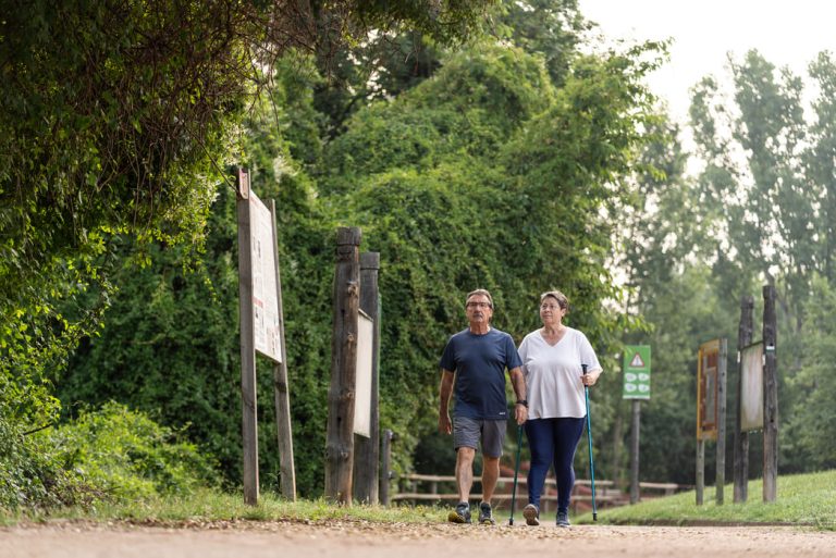 Parella sènior caminant a la via verda del Ferro i del Carbó