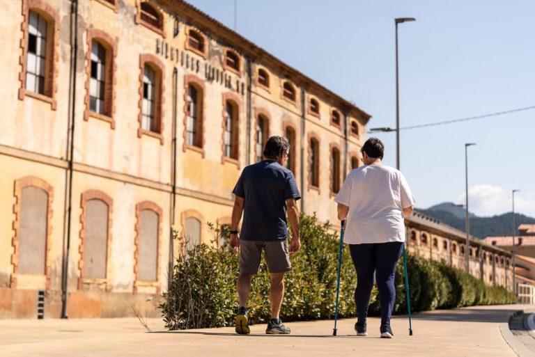 Parella passejant a la via verda del Ferro i del Carbó