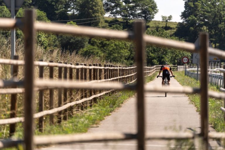 Ciclista a la via verda del Ferro i del Carbó