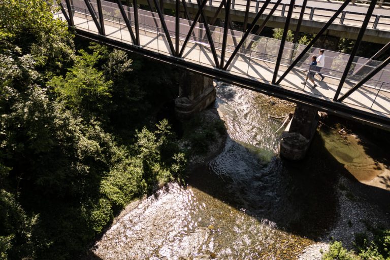 Parella caminant per un pont a la via verda del Ferro i del Carbó