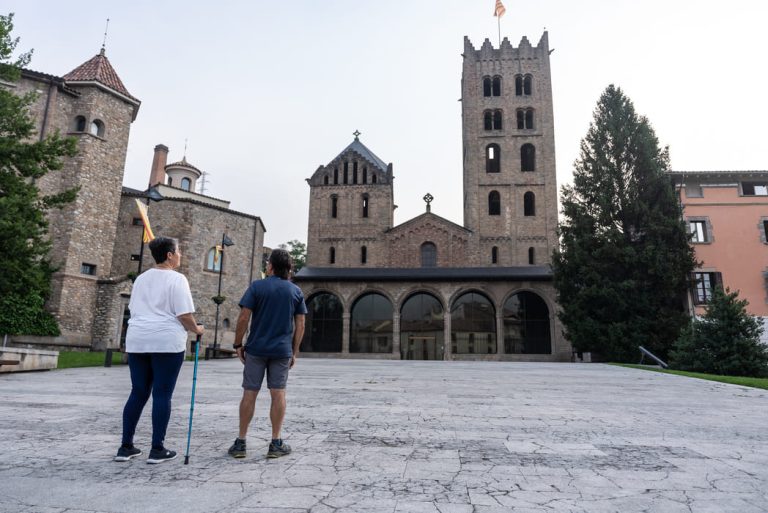 Parella a la plaça del monestir de Santa Maria de Ripoll