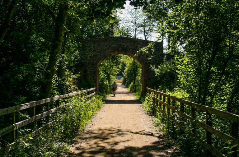 Home caminanat a la Ruta del Carrilet I