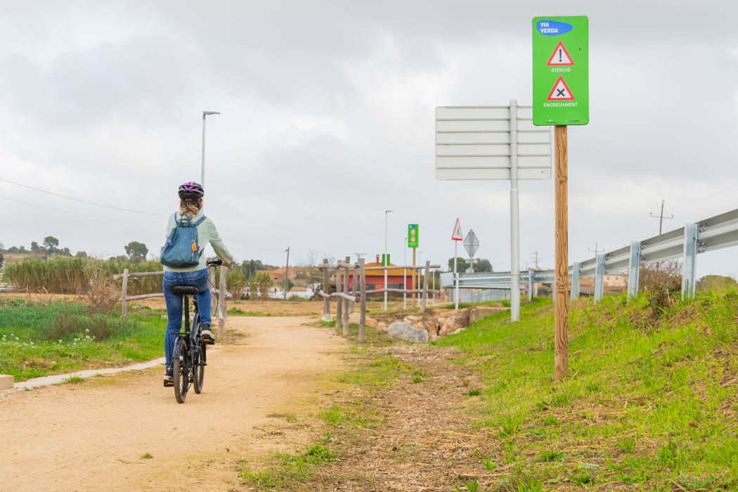 Ciclista-pedalant-a-la-via-local-la-Tallada-dEmporda-Tor