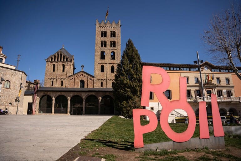 Plaça del Monestir de Santa Maria de Ripoll