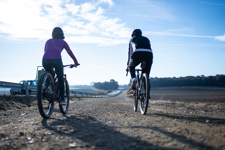 Ciclistes a la via verda de les Masies