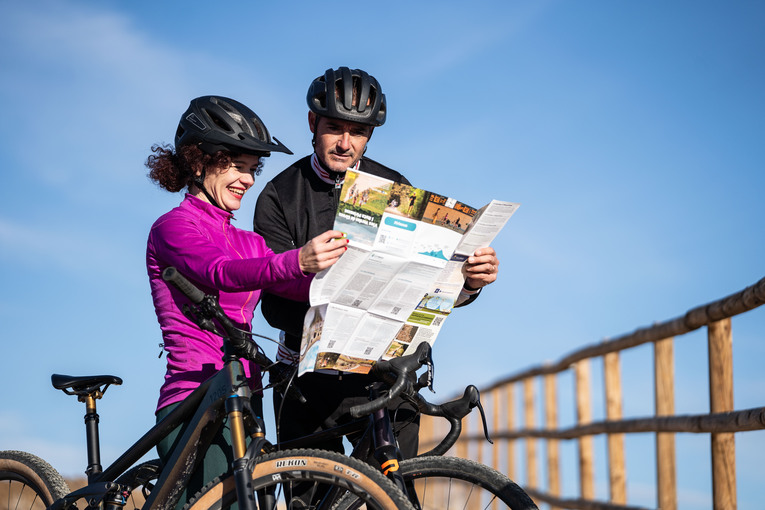 Ciclistes consultant un mapa de les Ecovies de Girona