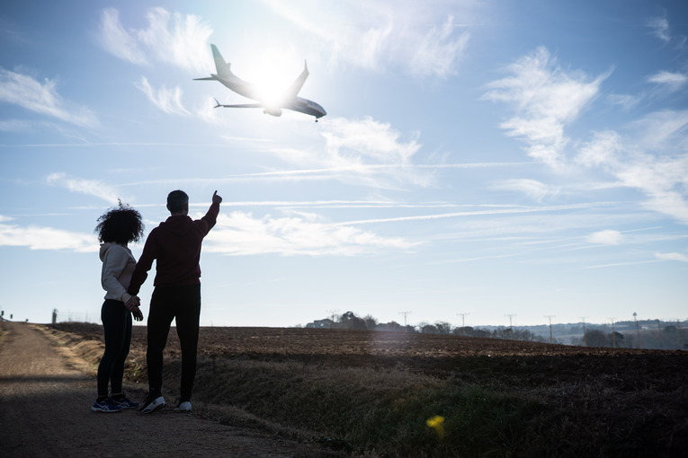 Parella observant un avió a la via verda de les Masies